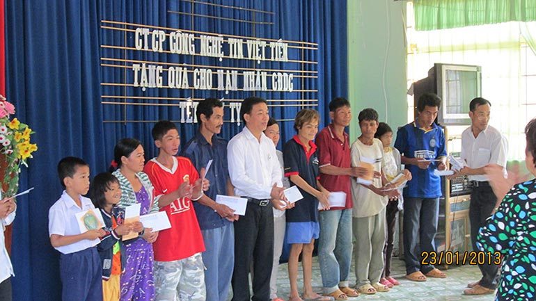 Tin Việt Tiến Trao Quà Cho Nạn Nhân Chất Độc Da Cam Tại Huyện Định Quán
