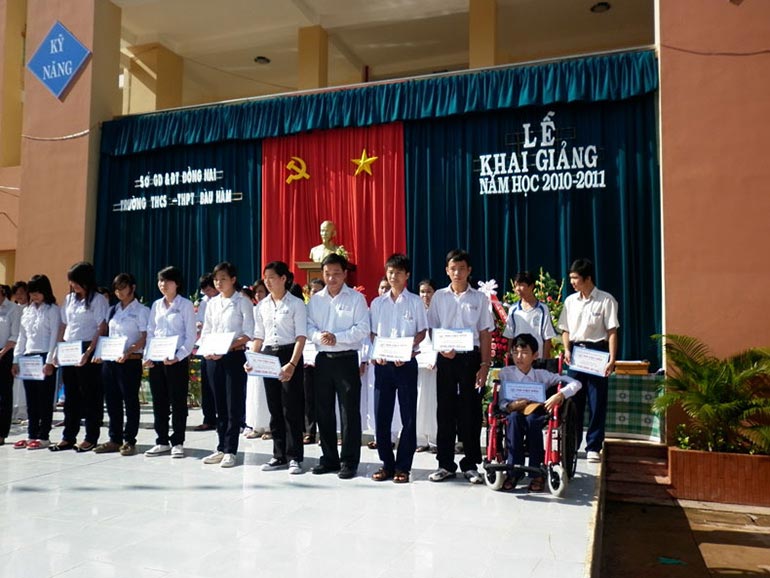 Tin Việt Tiến Trao Học Bổng Tại trường PTTH Bàu Hàm I Dịp Khai Giảng