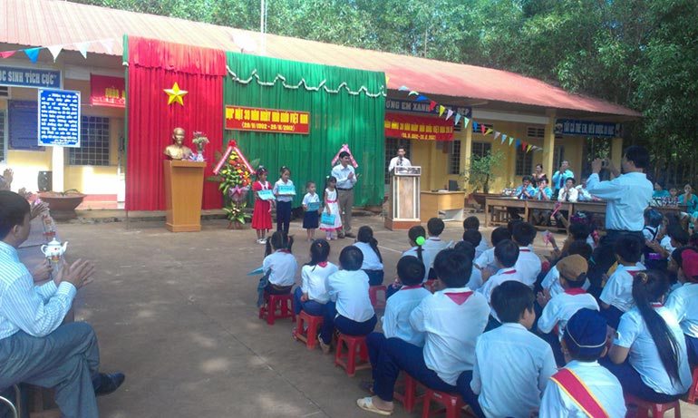 Tin Việt Tiến Trao Học Bổng Cho Các Em Học Sinh Trường Thanh Tùng Huyện Định Quán