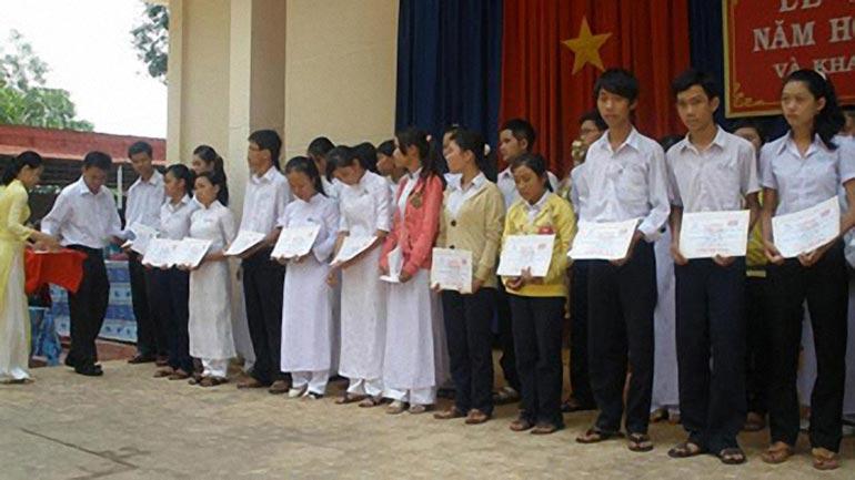 Tin Việt Tiến Trao Học Bổng Tại Trường PTTH Thống Nhất A