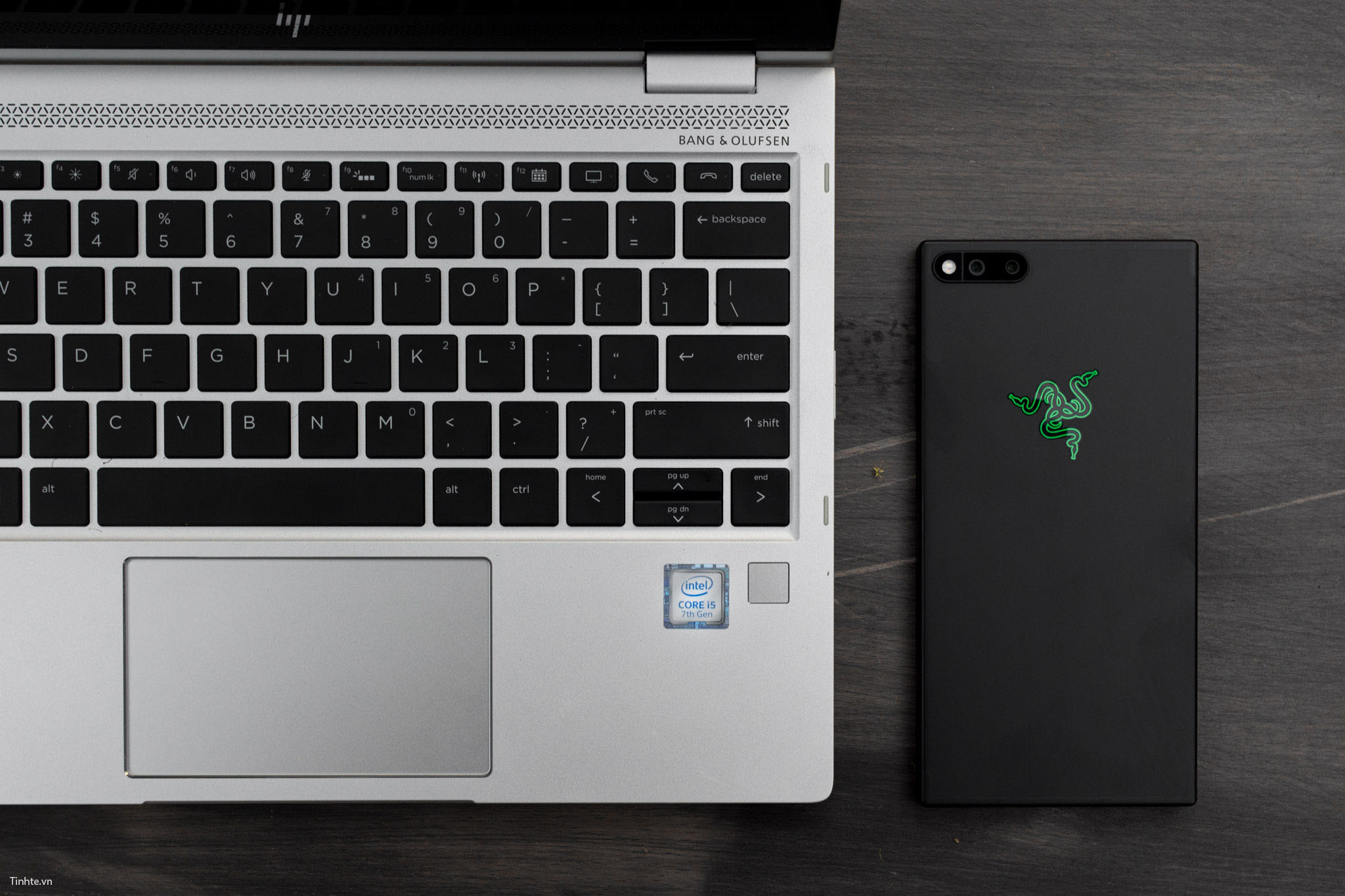 Những điểm thú vị trên HP EliteBook x360: màn hình chống nhìn trộm 120 Hz, loa rất to, nút gọi Skype